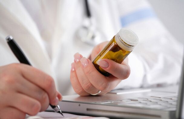 Le médecin prescrit des médicaments contre la prostatite
