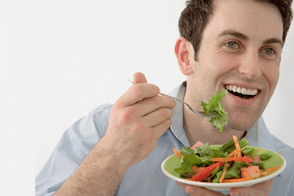 Manger de la salade de légumes pendant le traitement de la prostatite
