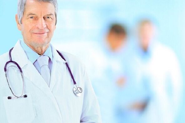 Médecin traitant la prostatite aiguë